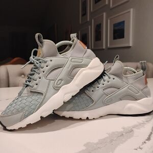 Nike Air haurache run ultra SE 'light pumice' women's size 9.5 men's size 8